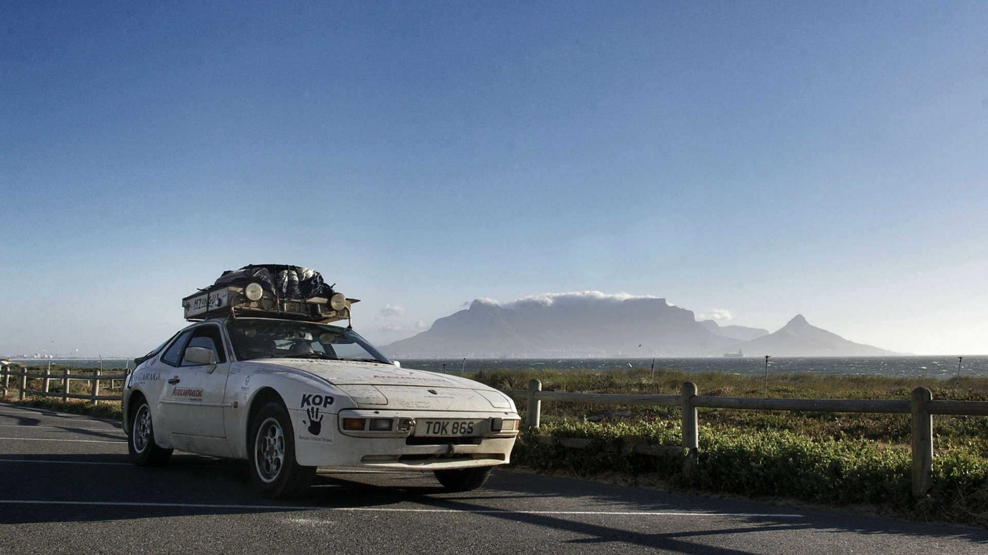 Porsche 944 in Südafrika, vor dem Tafelberg.