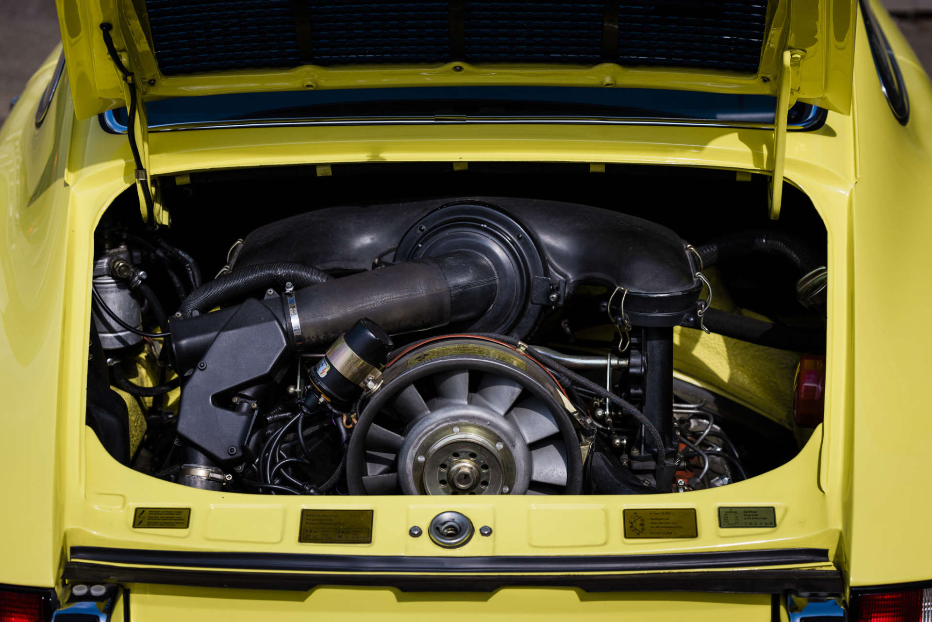 Porsche 911 Carrera RS 2.7 Motor gelb