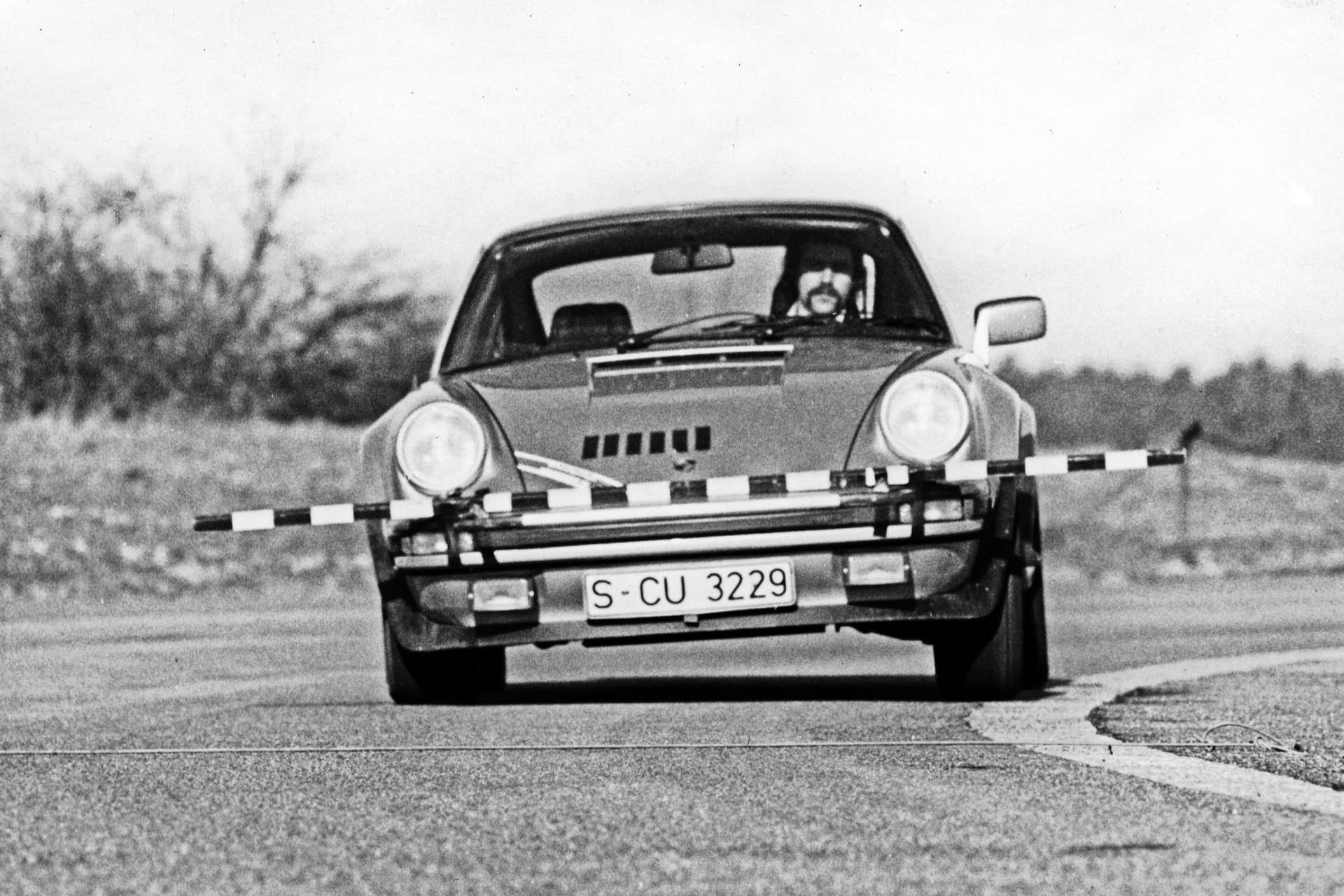 Roland Kussmaul bei Testfahrten mit einem Porsche 911 Turbo 3.0 (1976)