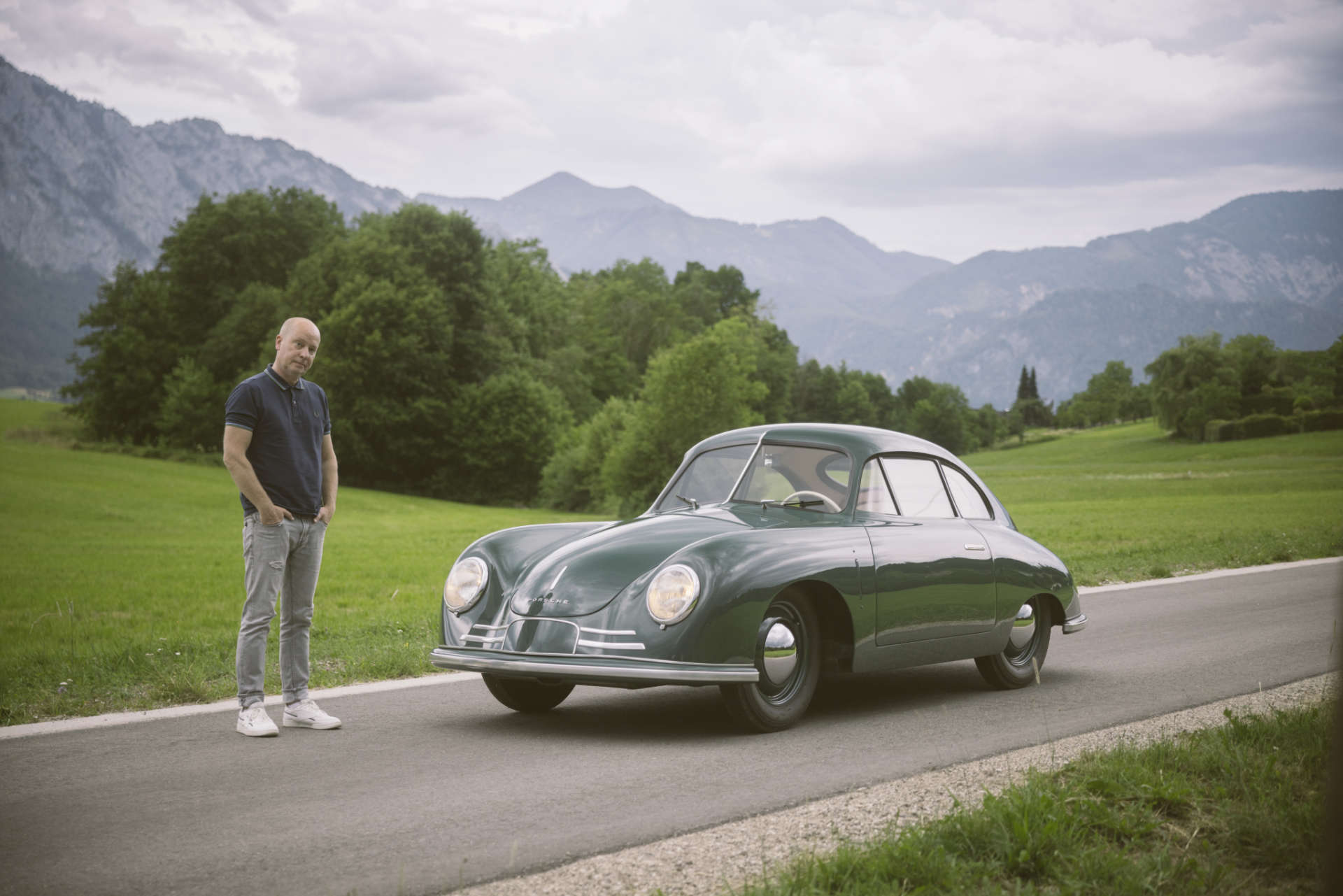Porsche Fahrer-Chefredakteur Jan-Henrik Muche beeindruckt vom Porsche 356/2 Gmünd